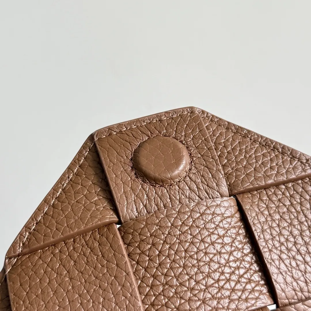 Batch 2220 BOTTEGA VENETA Bottega Veneta's 2025 new product Diago large crossbody bag is the latest shipment🎉🎉The combination of pragmatism and Diago craftsmanship, high-quality leather with natural texture, soft and thick touch, different gloss refracted under different lights, flat shape and dry It’s clean and tidy, it doesn’t have a big logo, but it exudes calmness and elegance from any angle. The interior capacity is enough, and two power banks can be easily accommodated. There is also a small zippered pocket, which is especially suitable for easy-to-lose items such as access cards. It is a bag that is both beautiful and practical👜 Style number: 815796 Size: 32*21.5*5cm Color: hazelnut brown